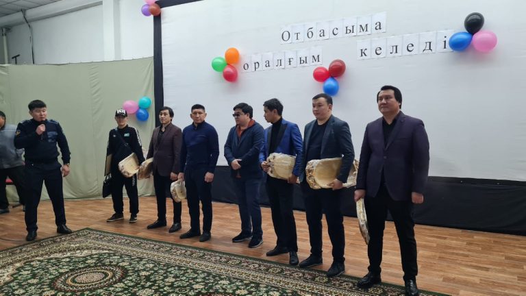 Қуат Хамитов және эстрада әншілері Алматы облысындағы колонияға барды