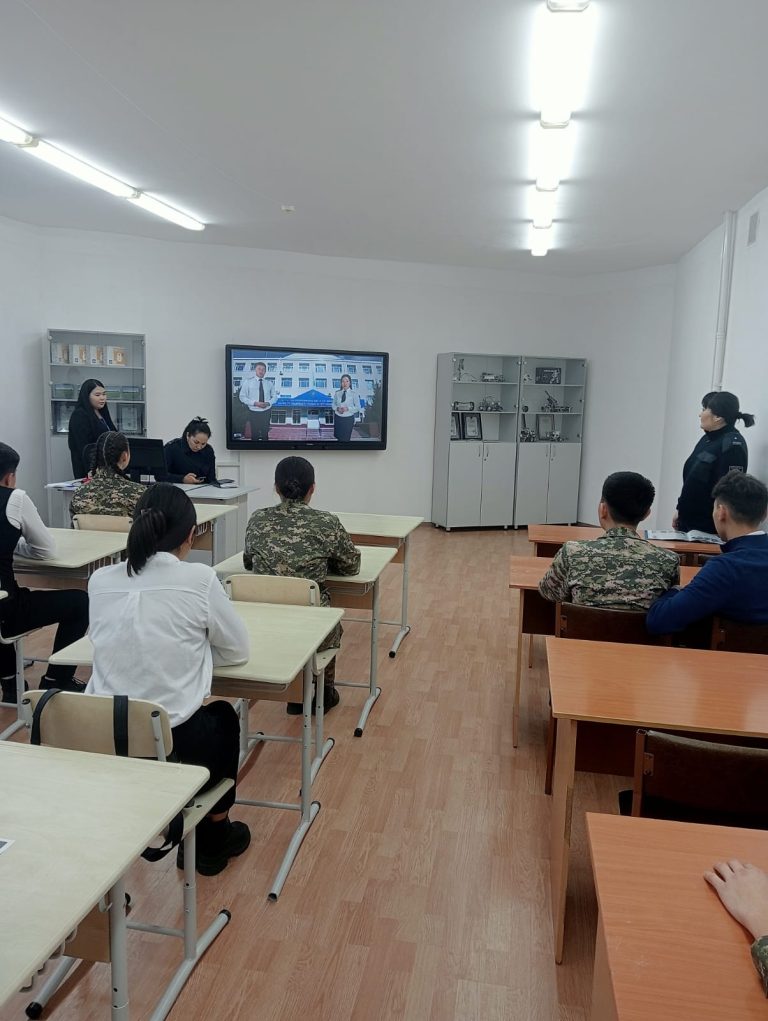 Сотрудники учреждения №20  ДУИС по области Абай провели профориентационные занятия с выпускниками школ