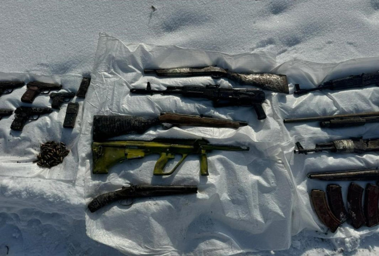 ҰҚК Алматыда автомат, тапанша мен граната жасырылған қойманы тапты