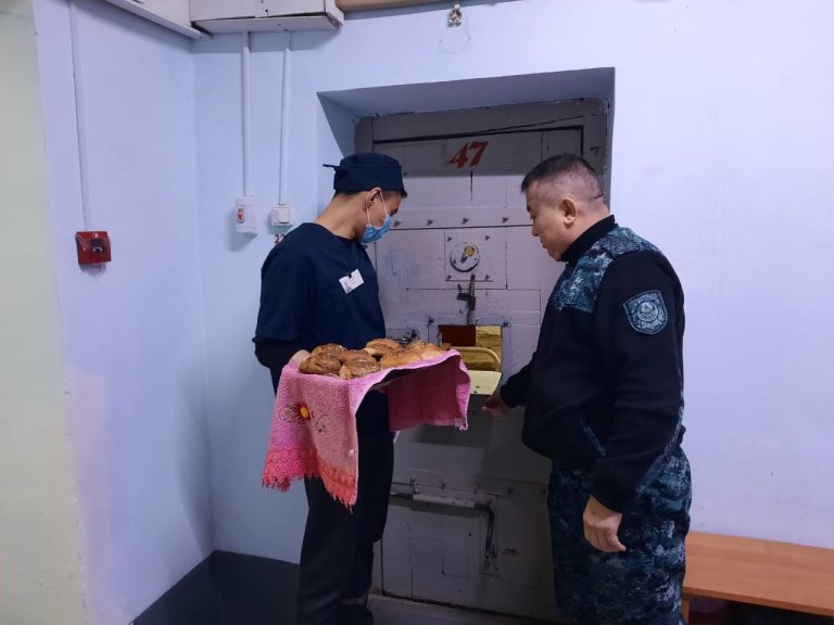 Домашнюю выпечку приготовили осуждённые следственного изолятора г. Кокшетау к Новому году по старому стилю