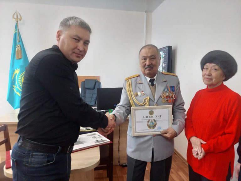 ШҚО-да тергеу изоляторының қызметкерлері ҚАЖ ардагерін 70 жылдығымен құттықтады