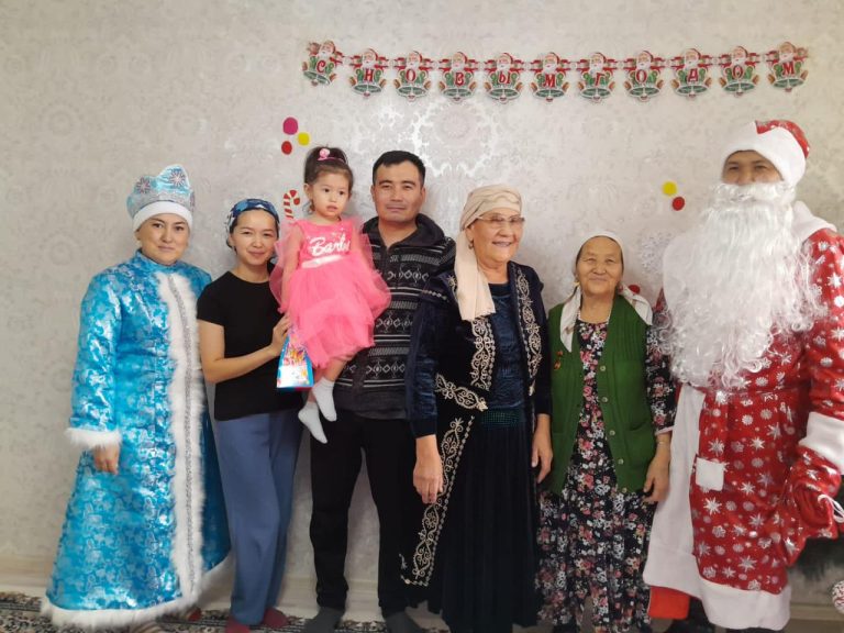 Бөлім қызметкерлері өз ұжымдастарының отбасына мерекелік көңіл-күй сыйлады