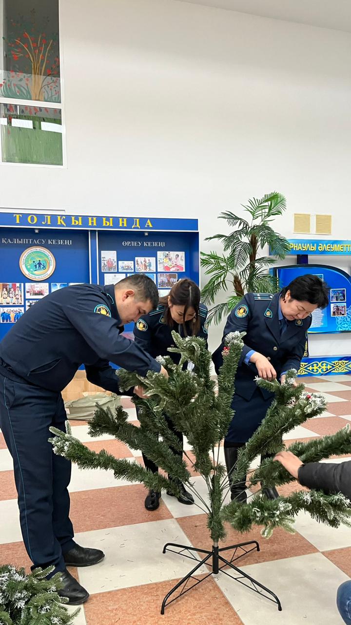 ҚАЖ қызметкерлері орталыққа шырша тарту етті