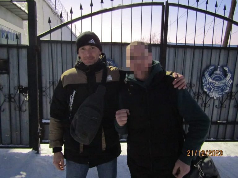 Қақпа алдындағы кездесу