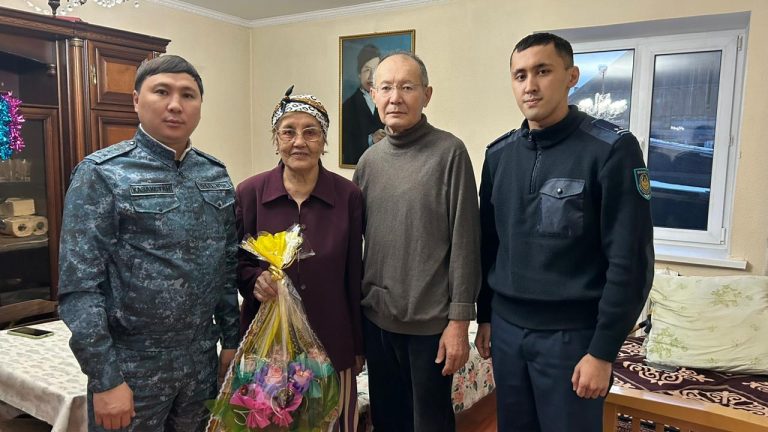 В преддверии празднования Рождества сотрудники колонии смешанной безопасности поздравили вдову ветерана УИС