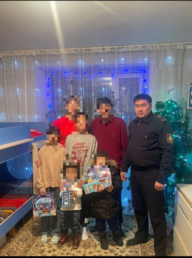 Астана қаласы Байқоңыр ауданы пробация қызметі Жаңа жыл мерекесіне орай тұрмыстық жағдайы төмен қамтылған және көпбалалы отбасылардың балаларына сыйлықтар берді