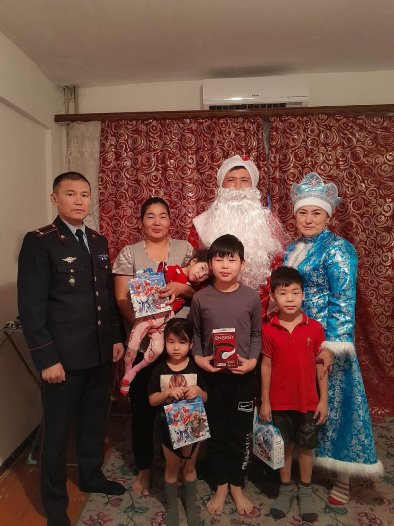 Қызылорда облысы бойынша ҚАЖ департаментінің №60 мекемесі көп балалы, жалғыз басты ананы жаңа жылымен құттықтады