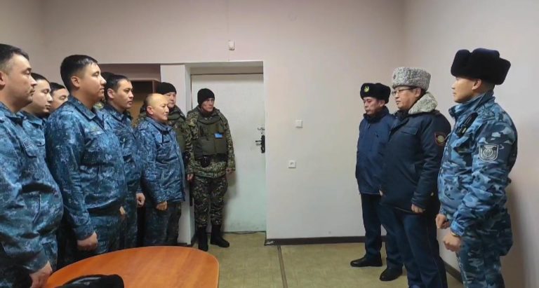 Департамент бастығы қызметкерлерге мерекелік тарту жасады