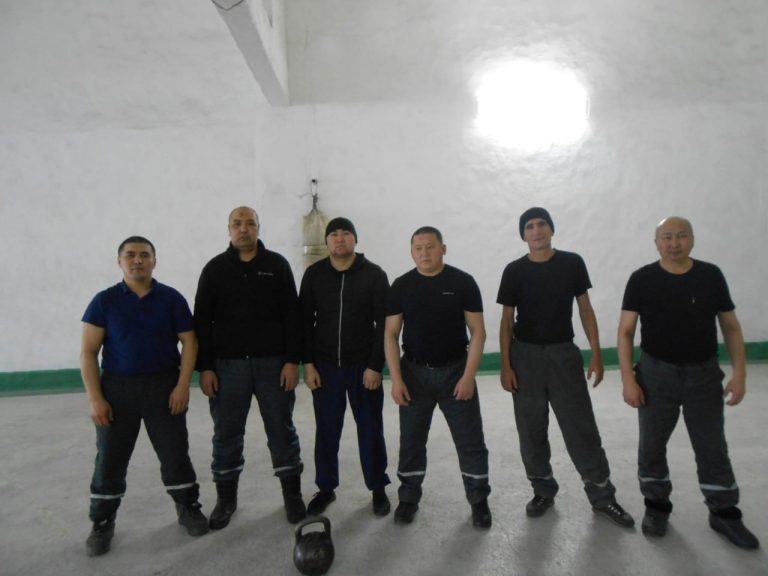 Семейде №20 мекемесінде гір көтеру мен қол күрестен сотталғандар арасында жекелей жарыс өтті