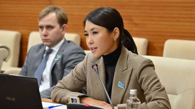 Депутаттар Динара Шүкіжанованың отставкасын қолдады