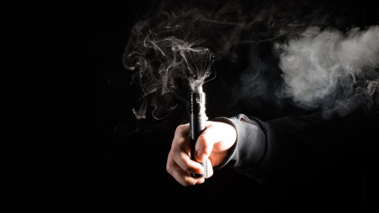 Қазақстанда көшеде вейп ұстағандар тоқтатылып, қайдан алғаны сұрала ма?