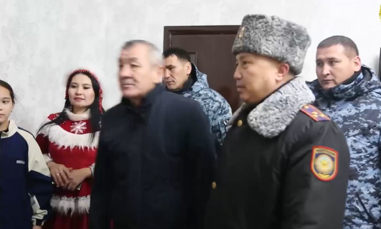 Генерал құттықтауы ішкі істер органының ардагері мен қызмет бабында қаза тапқан полицейдің балаларына жеткізілді