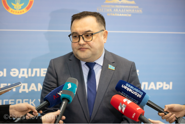 САРАПШЫЛАР МЕМЛЕКЕТ БАСШЫСЫНЫҢ СҰХБАТЫНДАҒЫ НЕГІЗГІ ТЕЗИСТЕРДІ ТАЛҚЫЛАДЫ