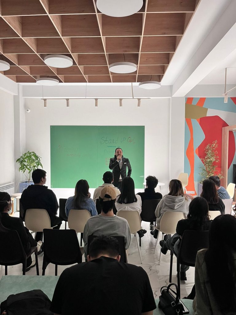 Жетісу ауданының комьюнити орталығында «Stand Up Qoi» атты кеш өтті