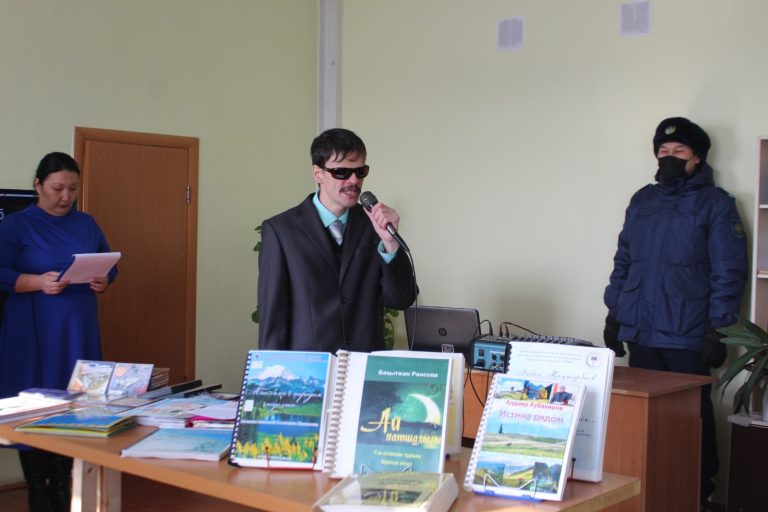 Көзі көрмейтін мүгедек азаматтар қатаң тәртіптегі мекемеге концерттік бағдарламамен барды