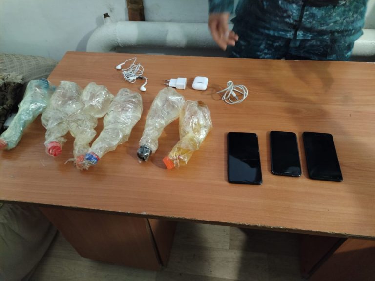 ШҚО да бір жыл көлемінде 70-тен астам алкогольді заттар және 100-ге жуық телефонды мекемеге кіргізбек болған