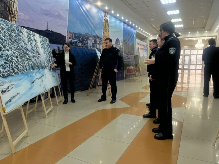 Сотрудники акмолинского ДУИС посетили юбилейную выставку картин родного края