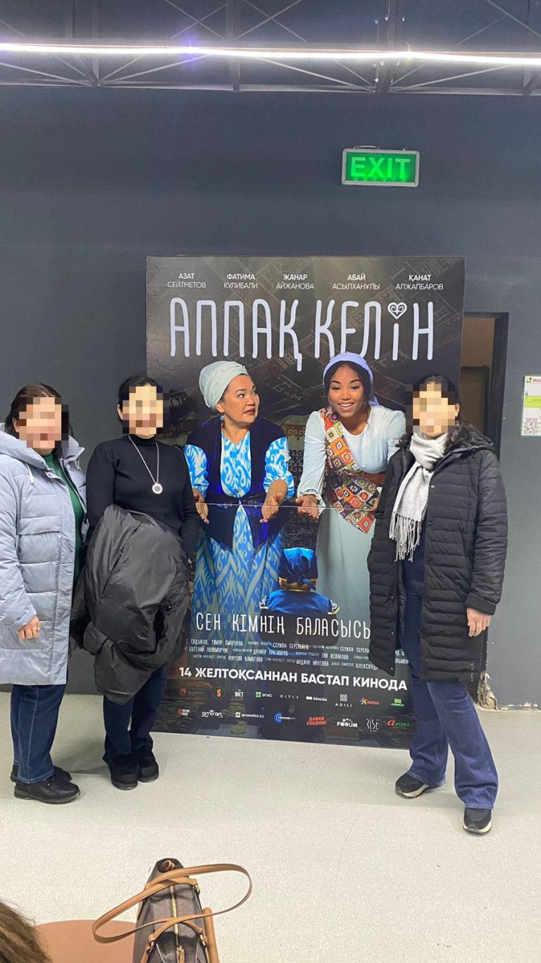 Алматыда қоныс колониясындағы әйелдер кинотеатрға барды