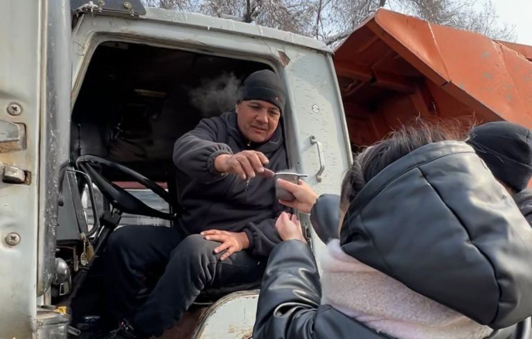 Алматылық волонтерлер коммуналдық қызметкерлерге ыстық шәй мен тіскебасарлар таратты