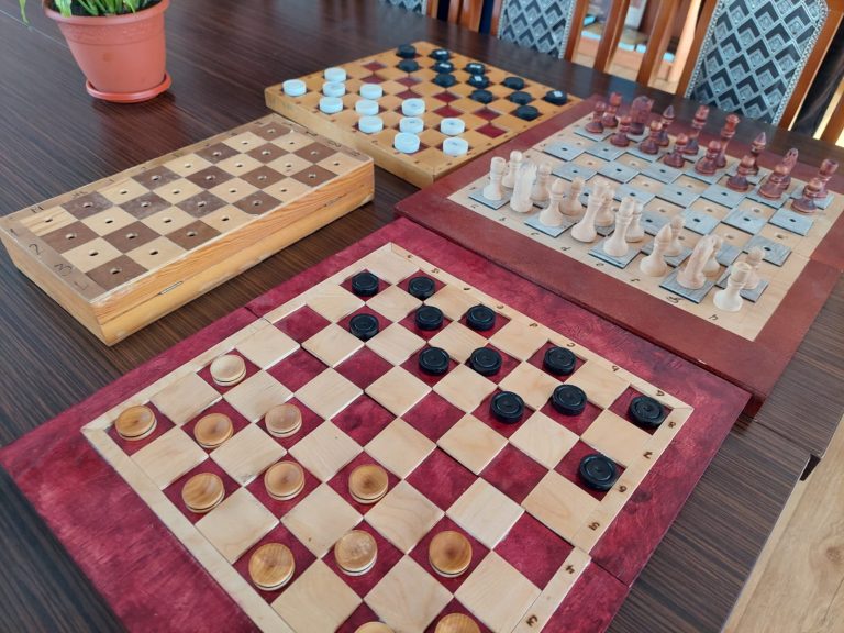 ШҚО-да жазасын өтеп жатқан сотталғандар мүмкіндігі шектеулі адамдарға сыйлық жасады