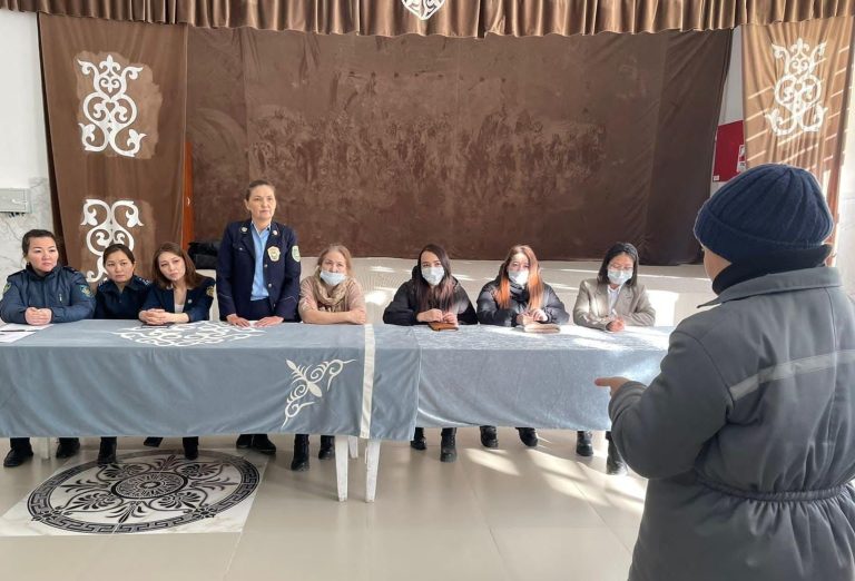 Қақпа алдындағы кездесу