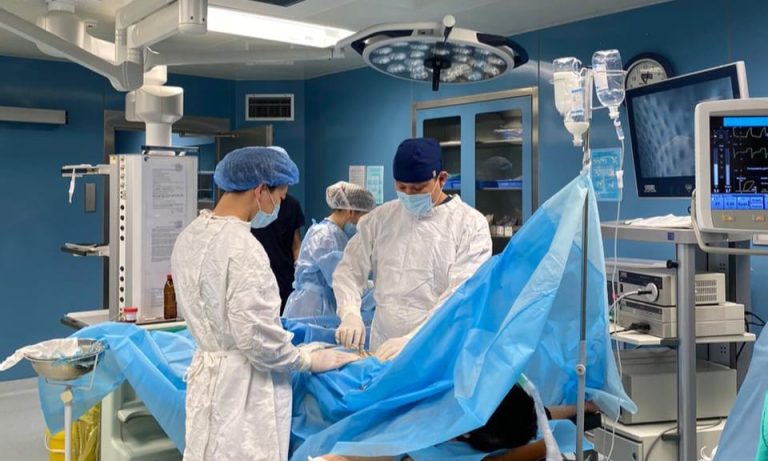 Алматылық дәрігерлер ота жасап, эхинококк құртына толы киста мен алып өт қабын алып тастады