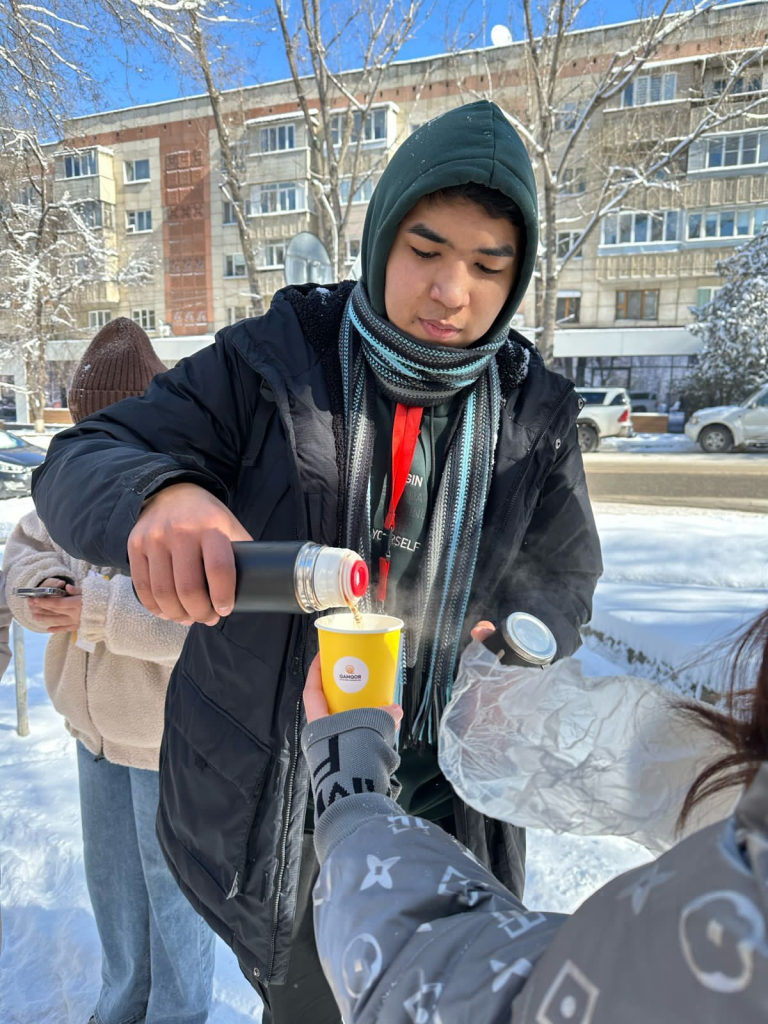 Волонтеры угостили горячим чаем и перекусом сотрудников коммунальных служб