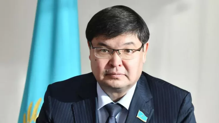 Министр Такиевтің депутаттық өкілеті мерзімінен бұрын тоқтатылды