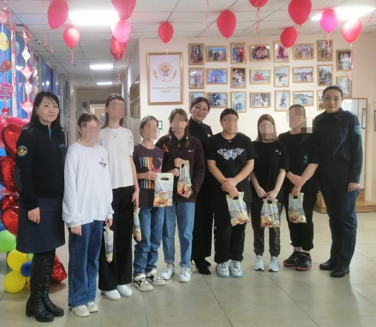 В области Абай сотрудники УИС поздравили с 8 марта девочек-сирот