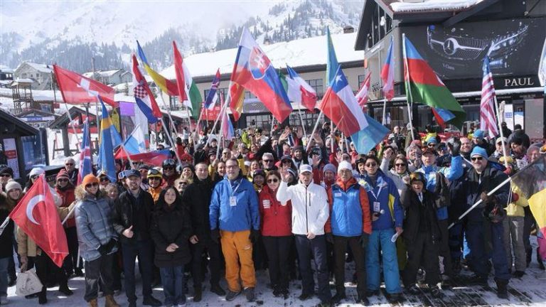 Алматы шыңындағы шаңғышы-журналистер клубы