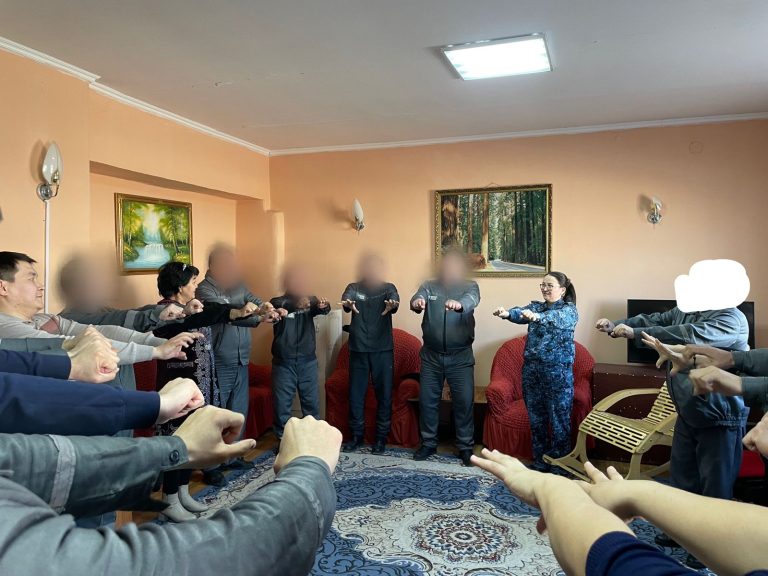 Сотталған азаматтар таңғы сергіту жаттығуымен айналысты