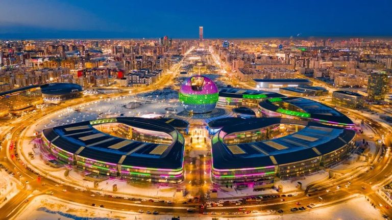 Здание ЭКСПО в Астане окрасилось в яркие цвета к Всемирному дню редких заболеваний