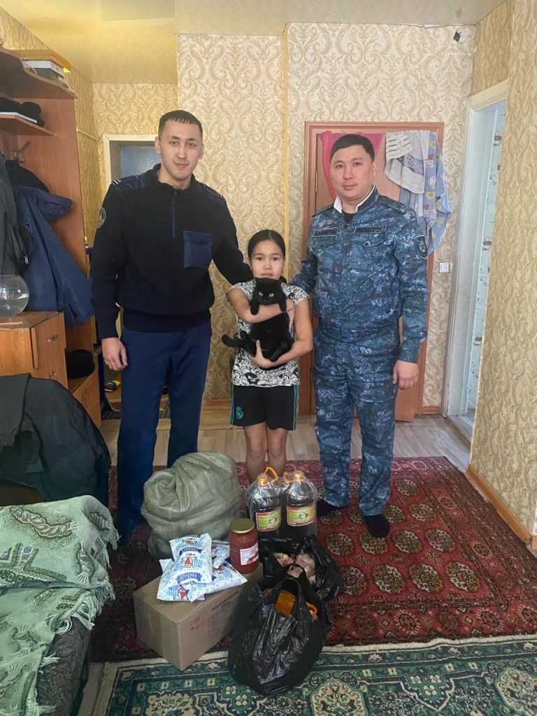 Абай облысында «Қайырымдылық күні» ҚАЖ қызметкерлері жалғызбасты әкеге барды