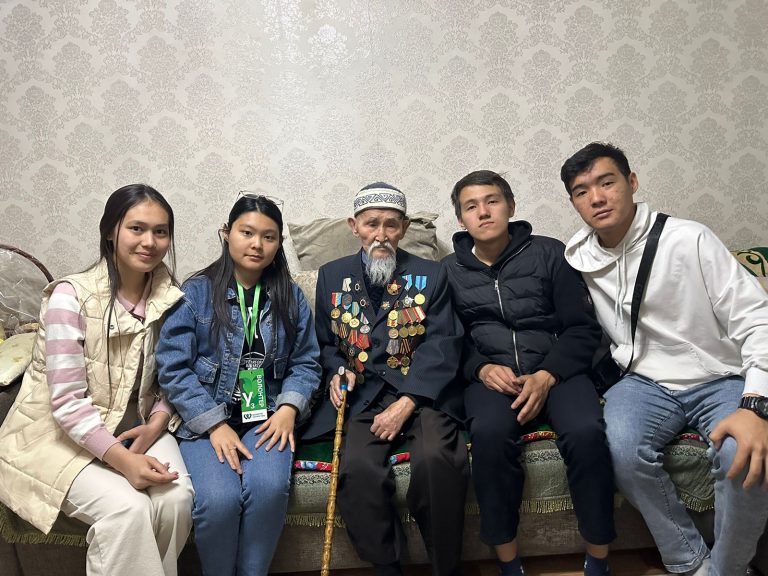 Молодежь Алматы навестила ветеранов войны с продуктовыми корзинами и подарками