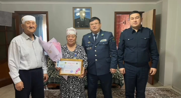 Департамент бастығы марқұм болған ҚАЖ қызметкерінің анасына «Қазақстан полициясына 30 жыл» медалін тақты