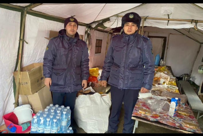 Сотрудники акмолинского ДУИС поддержали горожан Кокшетау, пострадавших от потопа.