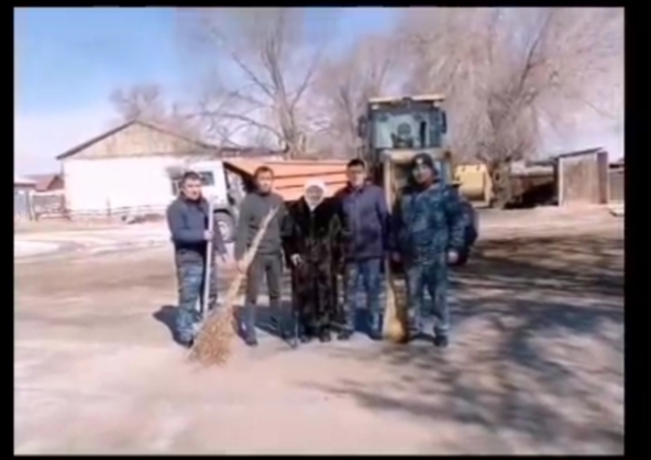 №37 мекемесінің қызметкерлері қарт әжеге көмектесті