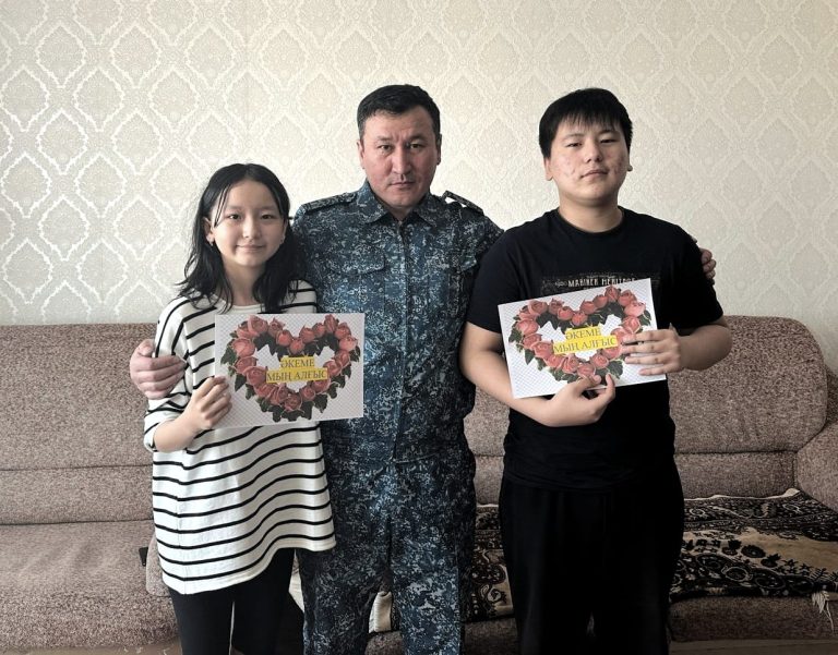 Абай облысында түзеу мекемесі қызметкерінің балалары жалғызбасты әкелерін «Алғыс күнімен» құттықтады