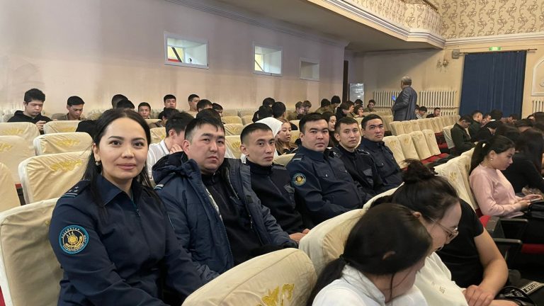 N 21 мекемесінің жеке құрам қызметкерлері театрға барды