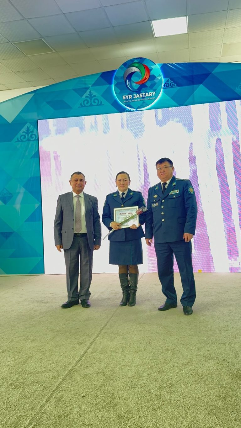 Қызылордада ҚАЖ қызметкерлері қыз-келіншектерді мерекемен құттықтады