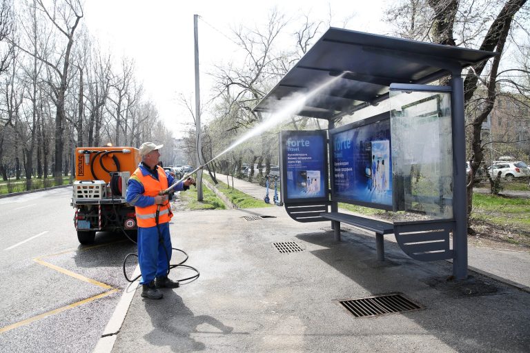 Старт кампании «Алматы – наш общий дом»: чистые светофоры, остановки и указатели