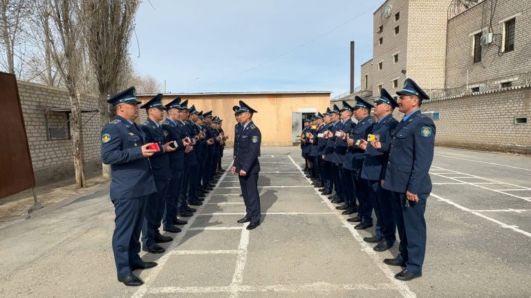 Жеке құрам жаздық киім үлгісіне көшті