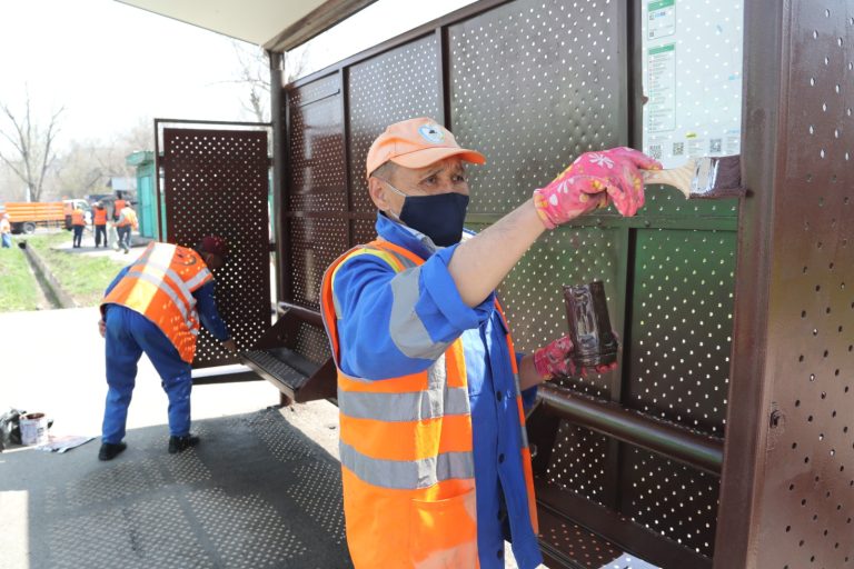 Старт кампании «Алматы – наш общий дом»: чистые светофоры, остановки и указатели