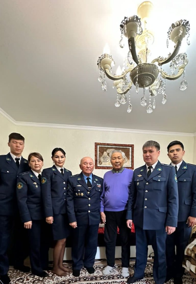 Сотрудники Департамента УИС по г.Астана и председатель ветеранов Департамента УИС поздравили с праздником Великой Отечественной войны