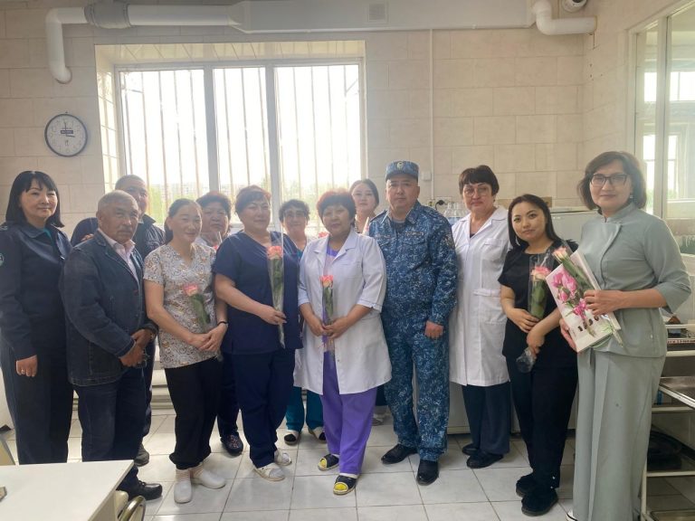 Колония қызметкері мейірбикелерді «Мейірбике күнімен» құттықтады