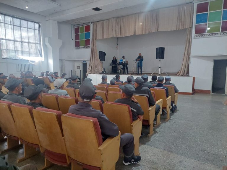 Артисты областного театра дали концерт для осужденных исправительного учреждения