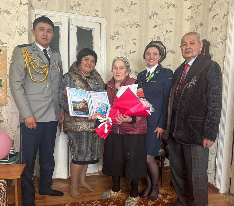 Труженицу тыла с 90 летним юбилеем поздравили сотрудники акмолинской колонии