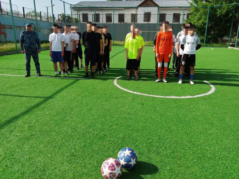 «ҚАЙРАТ» КОМАНДАСЫ СОТТАЛҒАН БАЛАЛАРҒА СПОРТТЫҚ КИІМДЕР СЫЙЛАДЫ