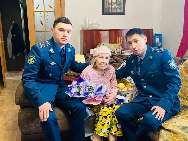 Абай облысы бойынша ҚАЖ қызметкерлері Ұлы Отан соғысының ардагерлері мен тыл ардагерлерін аралап, құрмет көрсетті