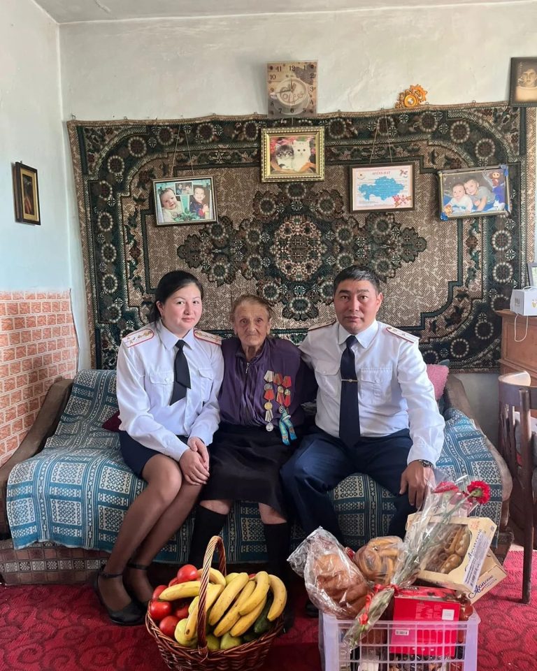Сотрудники УИС Алматинской области поздравили ветеранов тыла